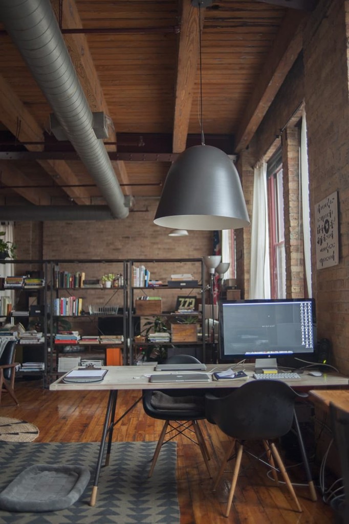 Oficina en casa con estilo industrial