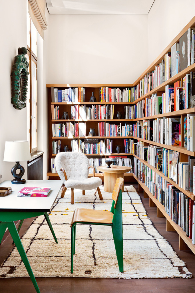 Oficina en casa con una gran librería
